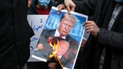Foto Biden-Trump dibakar