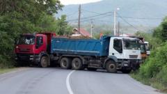 Перекрытая грузовиками дорога
