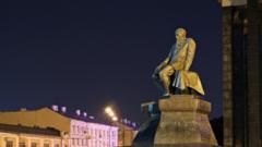 Moskova Halk Kütüphanesi önündeki Dostoyevski heykeli