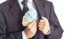 Homem coloca notasjogos online multiplayerreais dentro do paletó