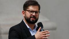 Gabriel Boric, presidente do Chile, falando em frente a um microfone