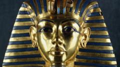Золотая погребальная маска Тутанхамона