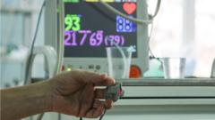 Прибор для измерения кислорода в крови на пальце пациента в клинической больнице №5 в Волгограде, в которой лечат пациентов c коронавирусной инфекцией