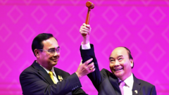 พล.อ. ประยุทธ์ จันทร์โอชา นายกรัฐมนตรี ส่งมอบการเป็นประธานอาเซียนให้แก่นายเหวียน ซวน ฟุก นายกรัฐมนตรีเวียดนามเมื่อปี 2562