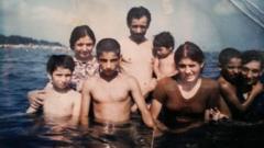 Foto da família Kharaghani dentro do mar, na praia de Rasht, no Irã. Na imagem, aparecem Paknoosh (no colo da irmã) com os irmãos e os pais. Ele fugiu para o Brasil em meio à guerra Irã-Iraque e à perseguição religiosa no Irã