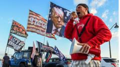 Homem manifestando a favor de Trump com megafone