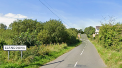 Dyn wedi marw yn dilyn gwrthdrawiad ar Ynys Môn