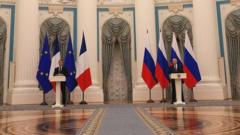 Эммануэль Макрон и Владимир Путин на пресс-конфкеренции в Москве
