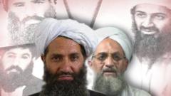 Taliban lideri Hibatullah Akhunzade'nin (sol-önde) El Kaide lideri Eymen el Zevahiri'nin bağlılık yeminini kabul edip etmediği konusunda belirsizlik var