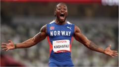 Salum Ageze Kashafali, da equipe da Noruega, comemora depoiscbet websitequebrar o recorde mundial e ganhar a medalhacbet websiteouro nos 100 metros masculinos - final T12 no dia 5 dos Jogos Paraolímpicoscbet websiteTóquio 2020