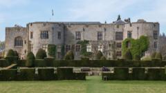 Canfod corff bachgen yn ei arddegau ger Castell y Waun