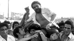 Lula sendo carregado após comício com sindicalistas em 1979, em São Bernardo