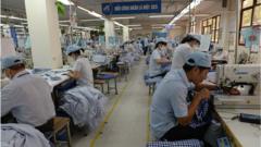 Công nhân làm việc trong một dây chuyền sản xuất tại Công ty May 10 ở ngoại thành Hà Nội.
