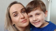 Juli Lanser Mayer com o filho diagnosticado com autismo