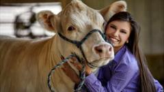 Девушка обнимает корову
