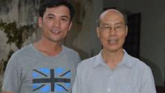 Thầy giáo Nguyễn Năng Tĩnh (trái) cùng Đức Tổng Giuse Ngô Quang Kiệt