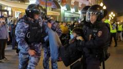 俄羅斯警察在莫斯科街頭逮捕一名反戰示威者