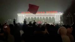 中國新疆首府烏魯木齊周五（11月25日）晚爆發抗議，要求政府結束超過三個月的新冠疫情封鎖。