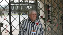 Boris Romantşenko, Buchenwald Toplama Kampı'nda bir anma sırasında.