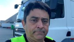 Reinaldo Moretti na frente de caminhão, em Portugal