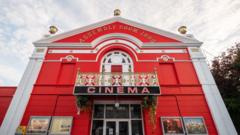 Y sinema sy'n swyno cymuned Tywyn yw'r orau yn y DU