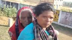 छत्तीसगढ़ में 90 साल की सास को पीठ पर लाद कर 9 किलोमीटर दूर बैंक पहुंची बहू