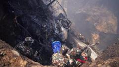 네팔에서 승객 72명이 탑승한 항공기가 추락해 사고 현장에선 40구 이상의 시신이 수습된 것으로 전해졌다