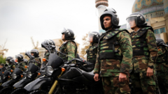 이란 혁명수비대의 준군사 조직인 바시즈 레지스탕스 포스(Basij Resistance Force) 자원자들이 2022년 테헤란 오토바이 퍼레이드에 참가 중이다