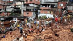 Voluntários e bombeiros procuram vítimas em escombros de deslizamento em Franco da Rocha