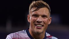Norwich sign Dutch striker van Hooijdonk on loan