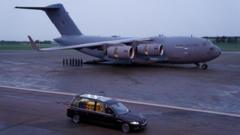 Kraliçe'nin cenazesini taşıyan Kraliyet Hava Kuvvetleri uçağı