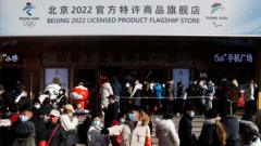 北京冬奧特許商品旗艦店外，市民排隊等待購買紀念品