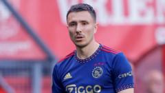 Ajax's Berghuis apologises for lashing out at fan