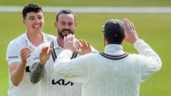 Campeonato do Condado: Surrey batalha de volta contra Yorkshire no dia da chuva-hit