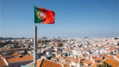 Bandeira de Portugal com vista de Lisboa ao fundo