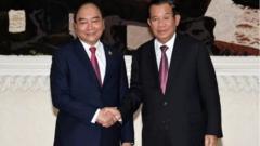 Chủ tịch nước Nguyễn Xuân Phúc hội kiến Thủ tướng Campuchia Hun Sen ở Phnom Penh ngày 21/12/2021