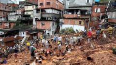 Voluntários e bombeiros procuram vítimas em escombros de deslizamento em Franco da Rocha