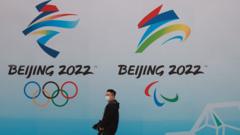 北京水立方一位途人走过2022年北京冬奥会与冬残奥会标志（9/4/2021）