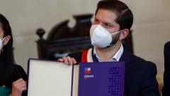 O presidente chileno Gabriel Boric com a redação da nova constituição chilena