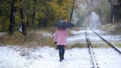 Женщина гуляет в немецком парке под первым снегом