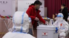 제20대 대통령 선거일인 9일 오후 서울 은평구 신사1동 주민센터에 마련된 투표소에서 코로나19 확진·격리 유권자가 투표하고 있다