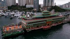 홍콩 에버딘 항구의 상징이었던 해상식당 '점보'가 결국 폐업한 뒤 예인됐다