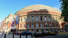 Royal Albert Hall tọa lạc tại London