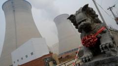 중국의 공장 굴뚝 앞에 사자상이 서 있다