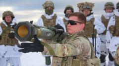 американский инструктор обучает украинских солдат