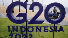 在印尼巴厘島努沙杜瓦G20峰會舉辦地，一名警官乘坐全地形車在海灘上巡邏。