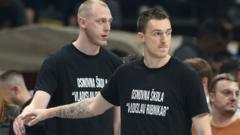 Мајице у којима су играчи оба тима истрчали на терен
