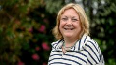 Dros 50% yn cael diagnosis canser yr ysgyfaint yn y cam mwyaf difrifol