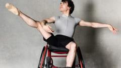 Baletan koji nastupa u invalidskim kolicima