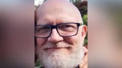 Caerfyrddin: Heddlu'n chwilio am ddyn wedi i fenyw gael ei thrywanu